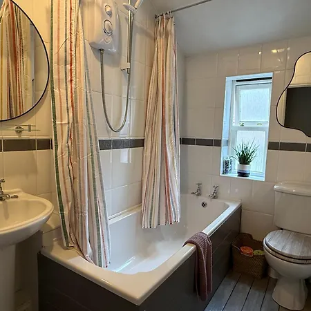 Retreat L Quiet And Close To Everything