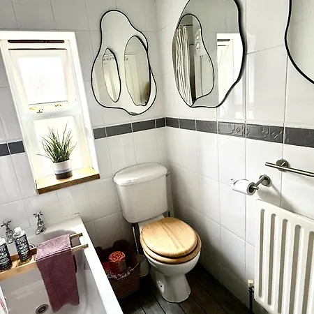 Retreat L Quiet And Close To Everything *